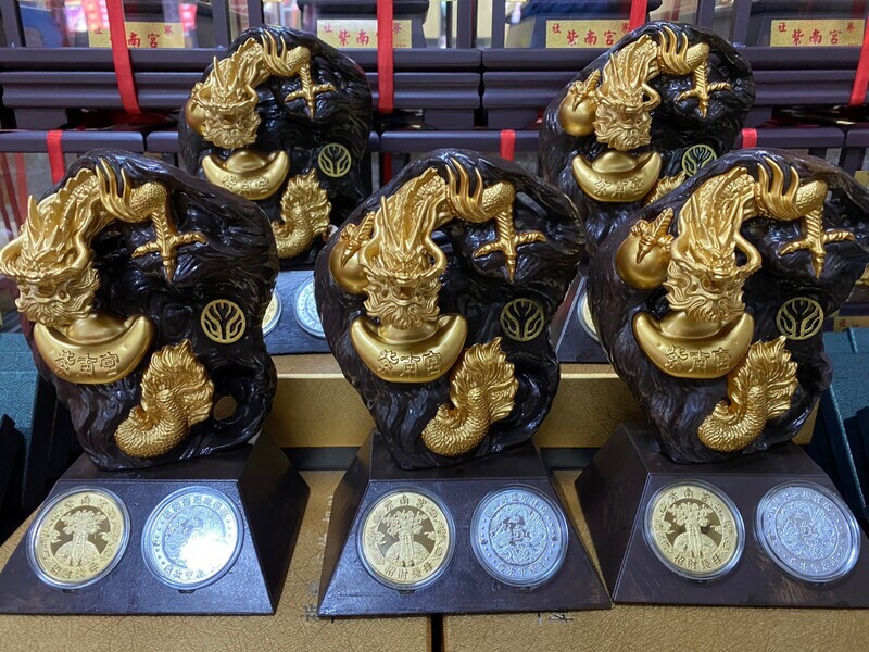 VIDEO: Temple gives out lucky coins before Lunar New Year