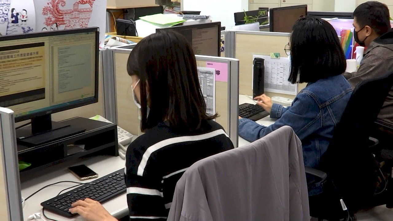 Workers want wage and benefit increases, reduced working hours: survey