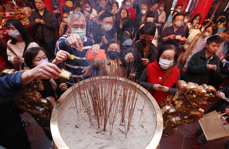 VIDEO: Temple staff estimate over NT$2.67 million in LNY donations