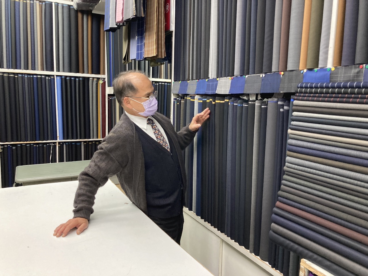 Getting custom tailoring in Dadaocheng