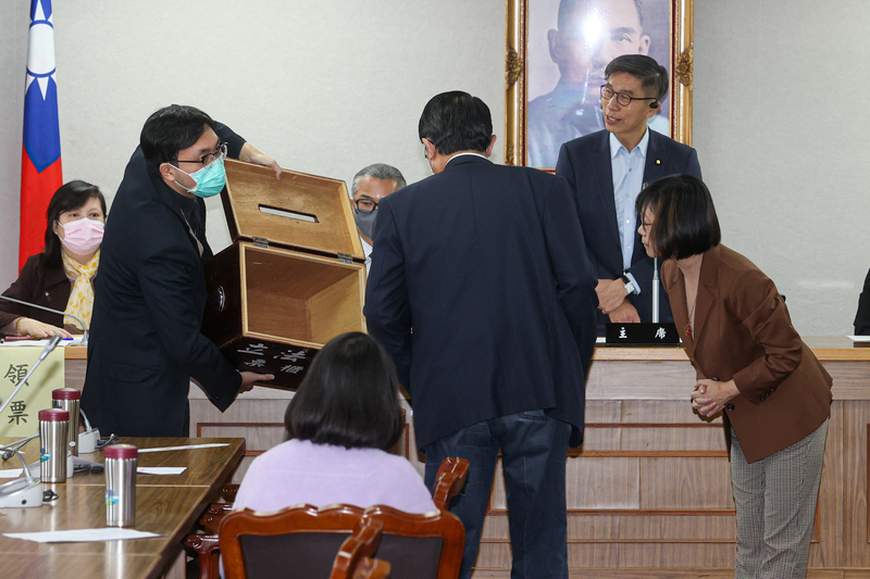 KMT and DPP split legislative committee leadership
