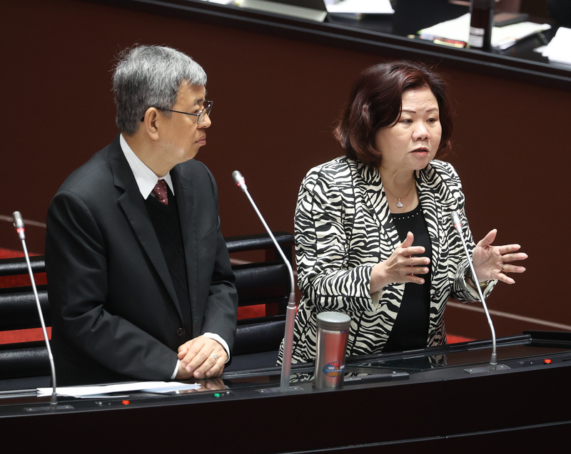 Labor minister apologizes for remarks regarding Indian workers