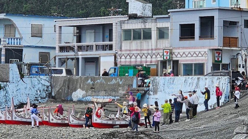 WATCH: Tourists touch sacred canoes on Orchid Island angering locals