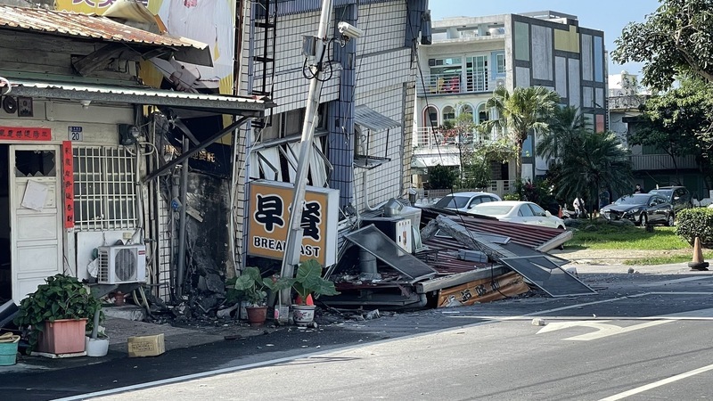 WATCH: People flee from collapsing building in Hualien earthquake