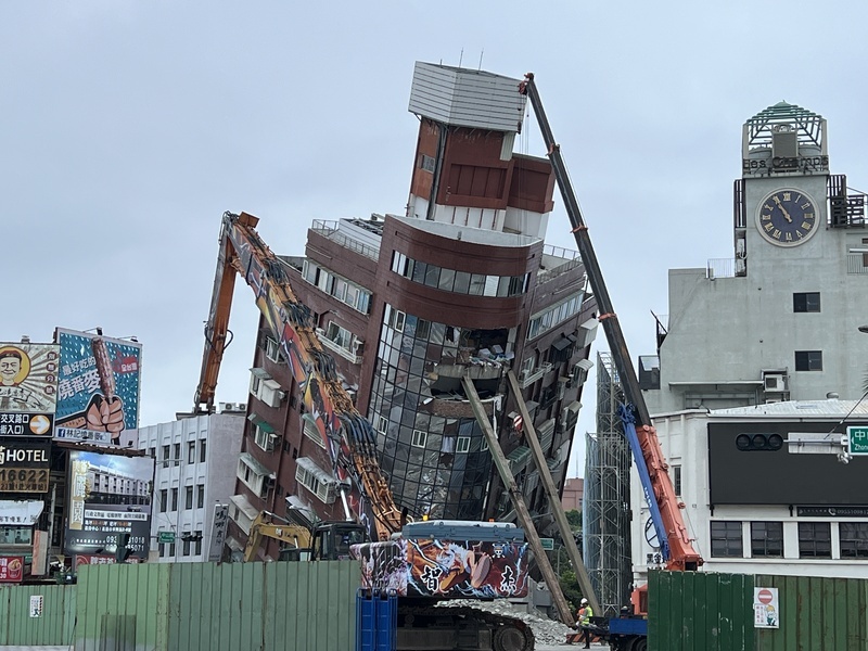 Hualien begins demolition of building nearly collapsed from quake aftermath