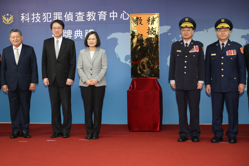 President Tsai shows support for police, firefighters, and coast guard
