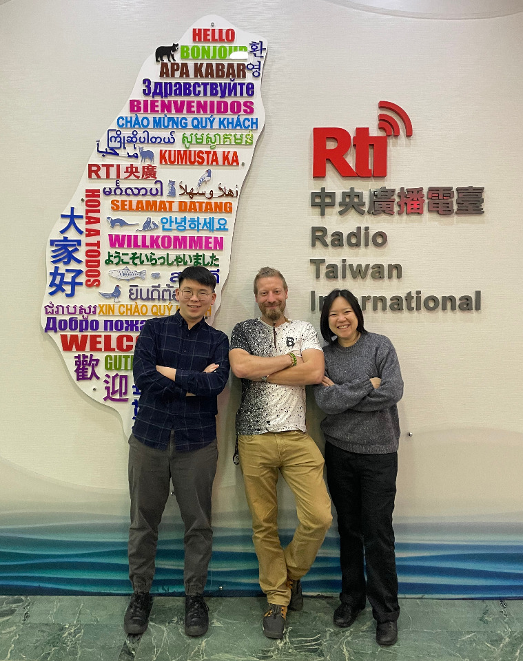 Hungarian David Dosa shares with Mary Anne and Ching-en what his Chinese learning adventures were like (Photo: Mary Anne Sioco)