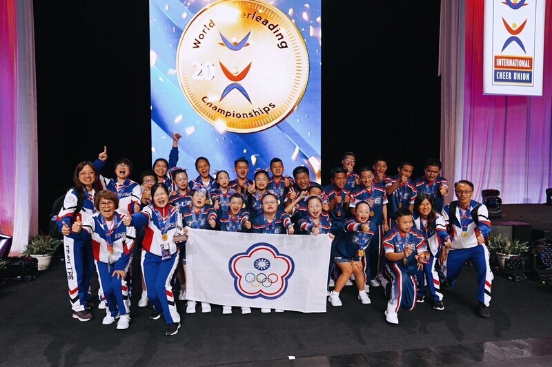Miaoli cheerleaders win, drunken foreigners lose