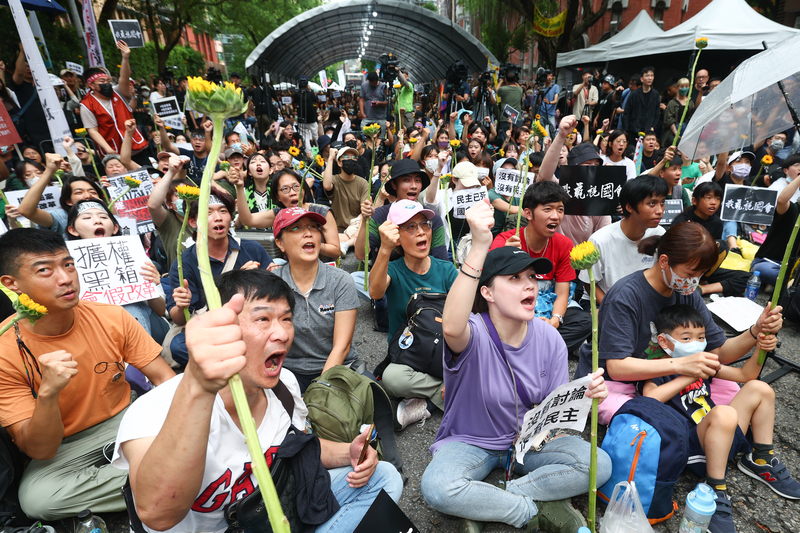 Disputed legislation passes second reading amid continued protests