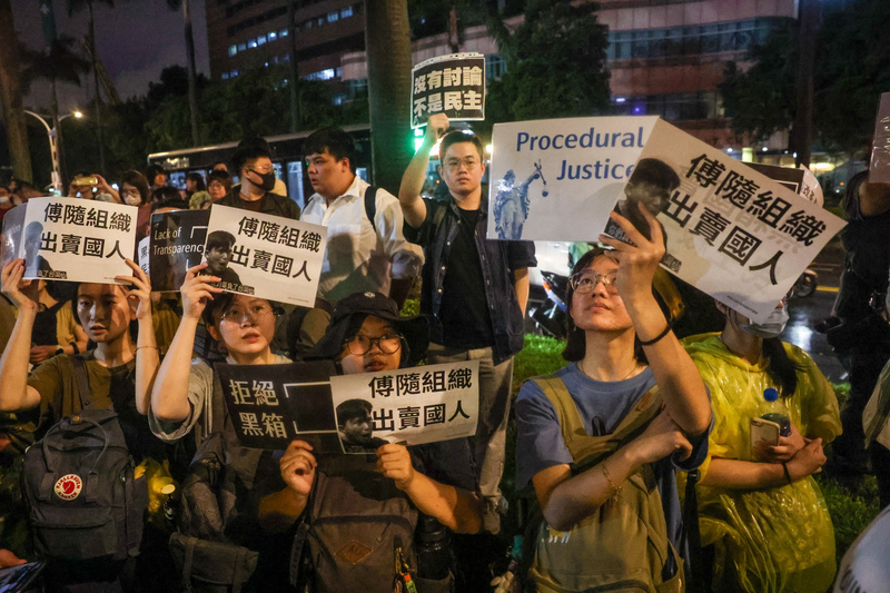 WATCH: Taiwanese people are protesting at the Legislature