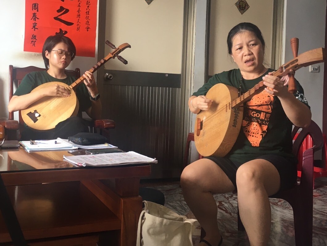 Echoes of the Taiwanese moon guitar