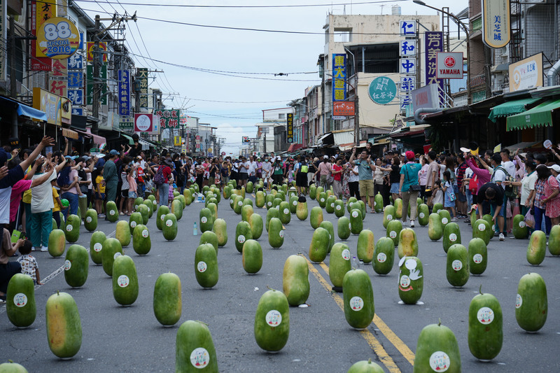 Taipei's mayor races and Pingtung stands watermelons