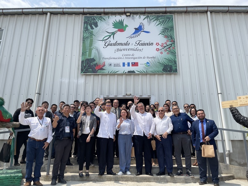Guatemalan president visits Taiwan’s bamboo industrial center
