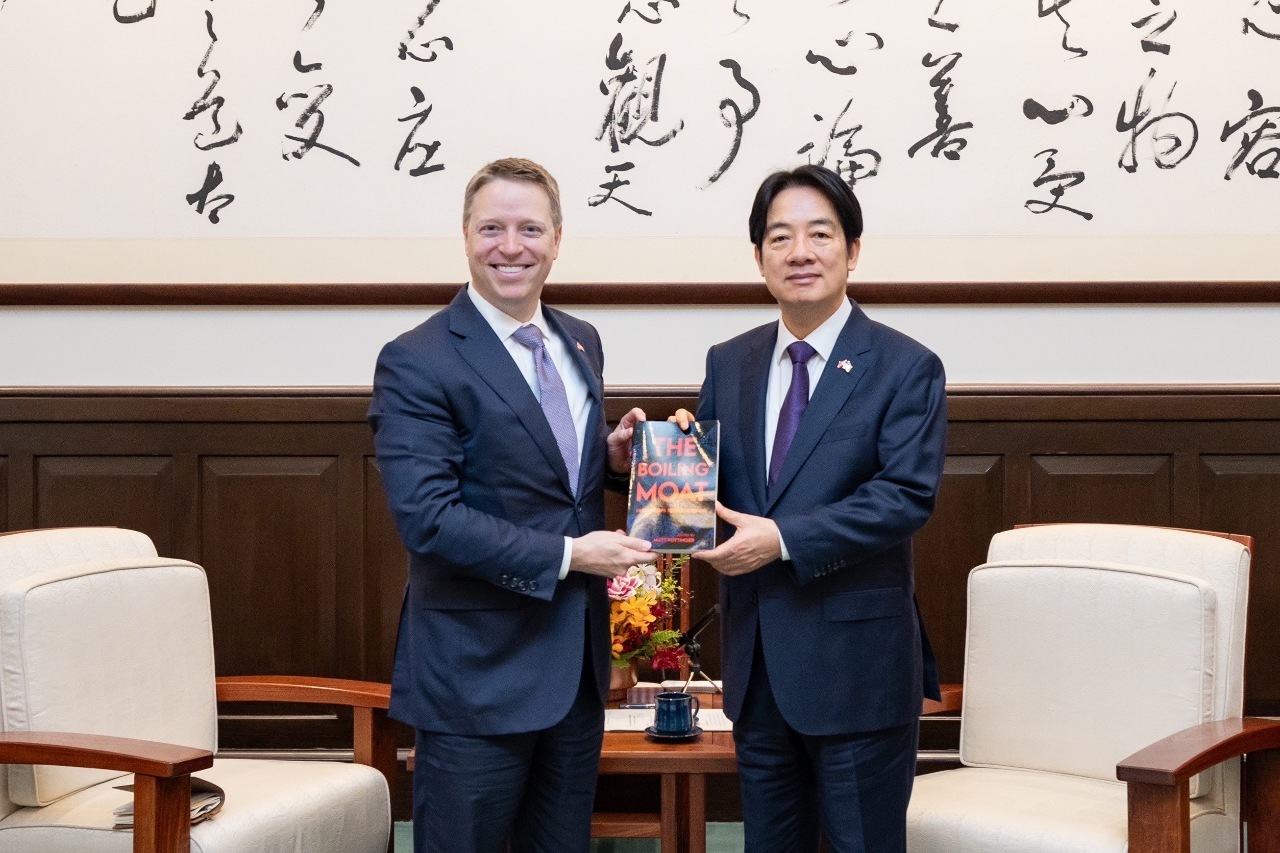 President Lai welcomes former US Deputy National Security Advisor Matthew Pottinger at the Presidential Office