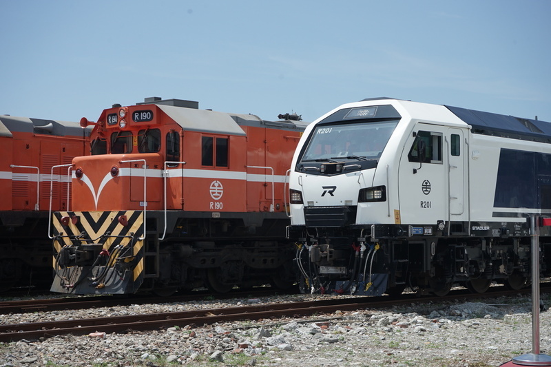 WATCH: Train enthusiasts gather in Hualien to witness R200’s arrival