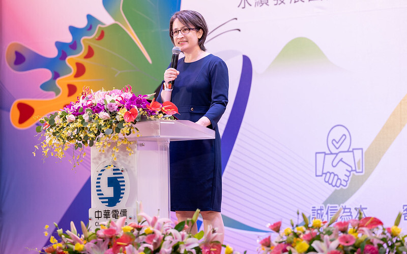 Vice president urges Chunghwa Telecom to go global