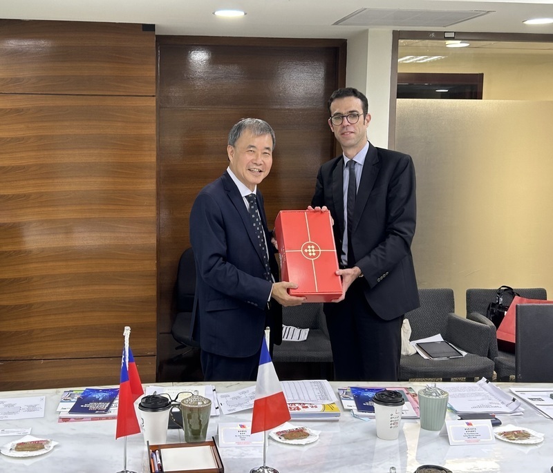 French representative visits education ministry to discuss collaborations on language exchange and higher education