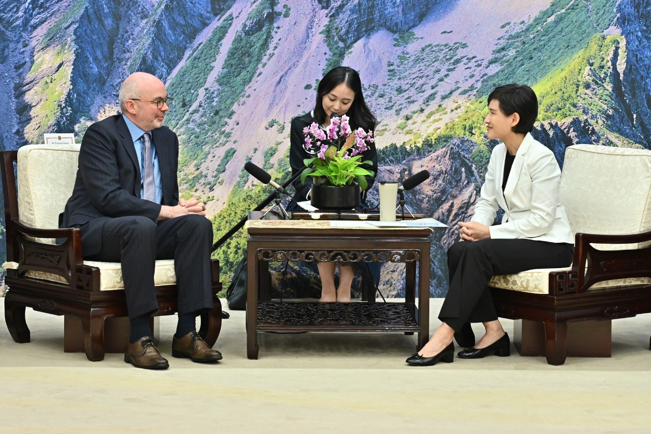 AIT director meets with vice premier and economic affairs minister
