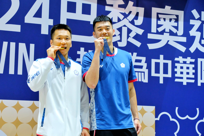 WATCH: Flocks of fans welcome badminton gold medalists at Taoyuan Airport