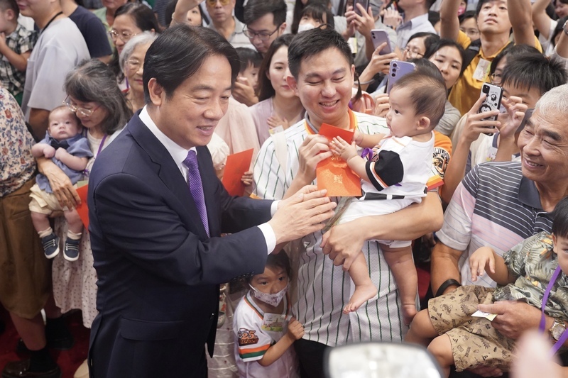 President Lai promotes child-friendly policy at family day for staff