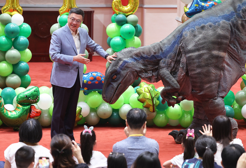 Premier Cho calls on civil servants to help promote childcare policies