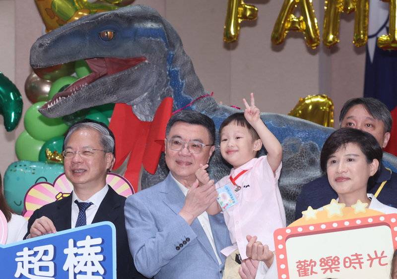 Premier Cho calls on civil servants to help promote childcare policies