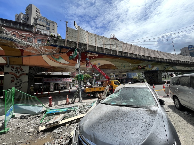 WATCH: Steel beam falls off truck, smashing a hole through the side of Zhongxiao Bridge
