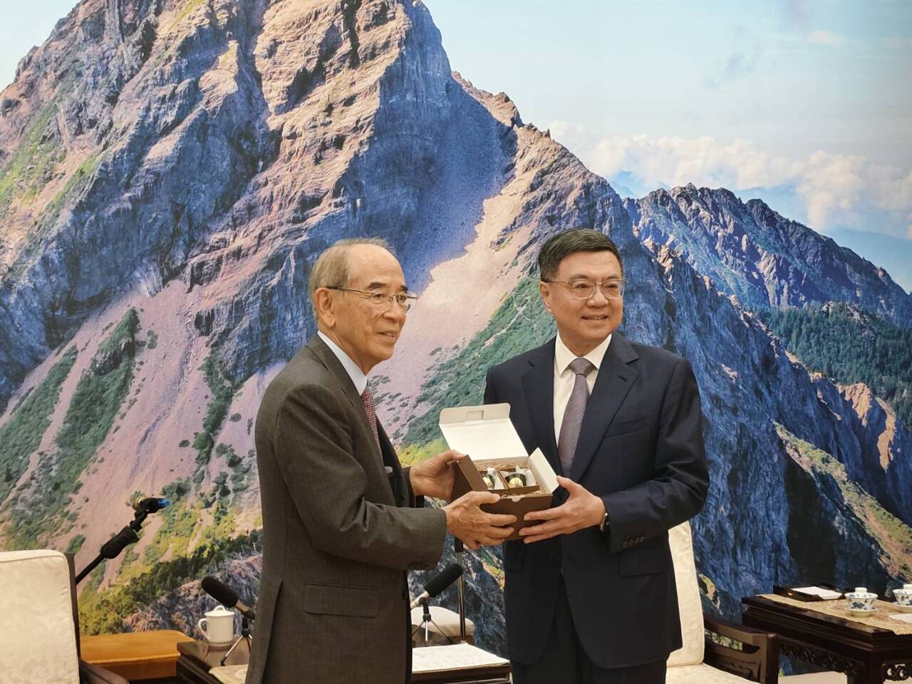 Premier Cho meets Japan Taiwan Exchange Association Chair Ohashi