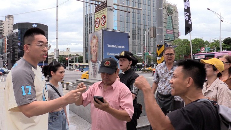Chinese tourist throws “Free Hong Kong” flag on ground in Taipei