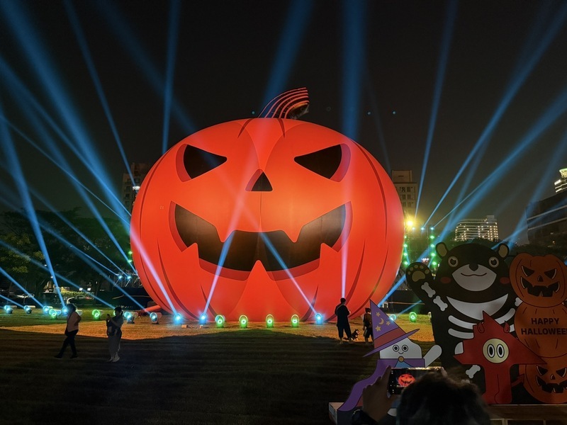 WATCH: Kaohsiung celebrates Halloween with giant pumpkin