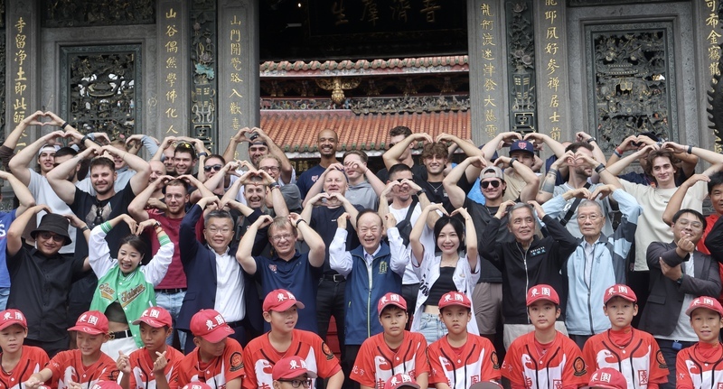 WATCH: Czech baseball team embraces Taiwan’s culture in their latest visit