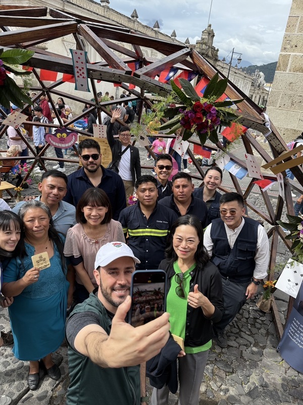 Taiwan shines at Antigua flower festival