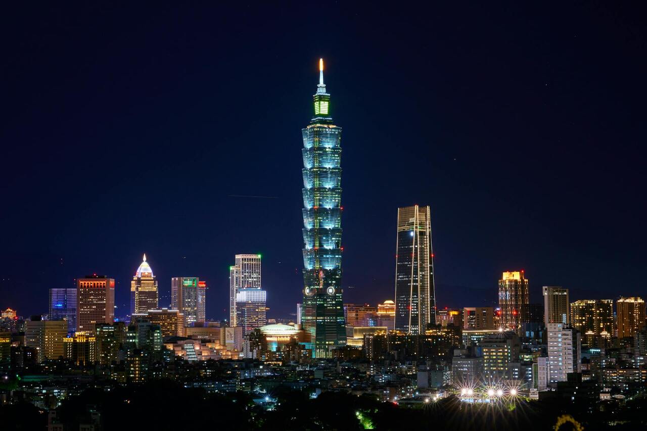 Traveling, police busts, and Merry Christmas Taiwan!