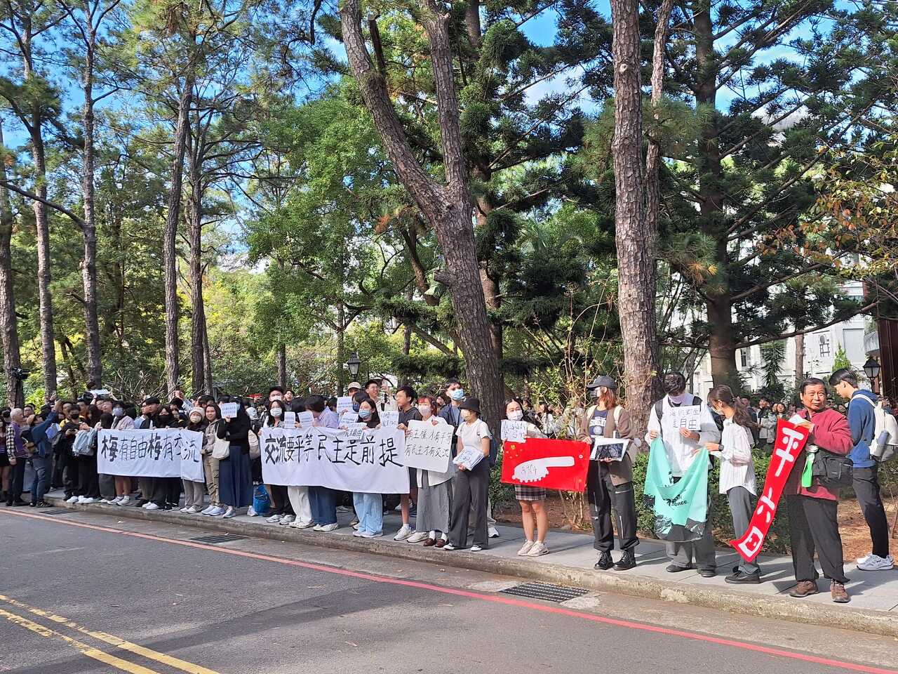 Chinese student delegation sparks controversy in Taiwan