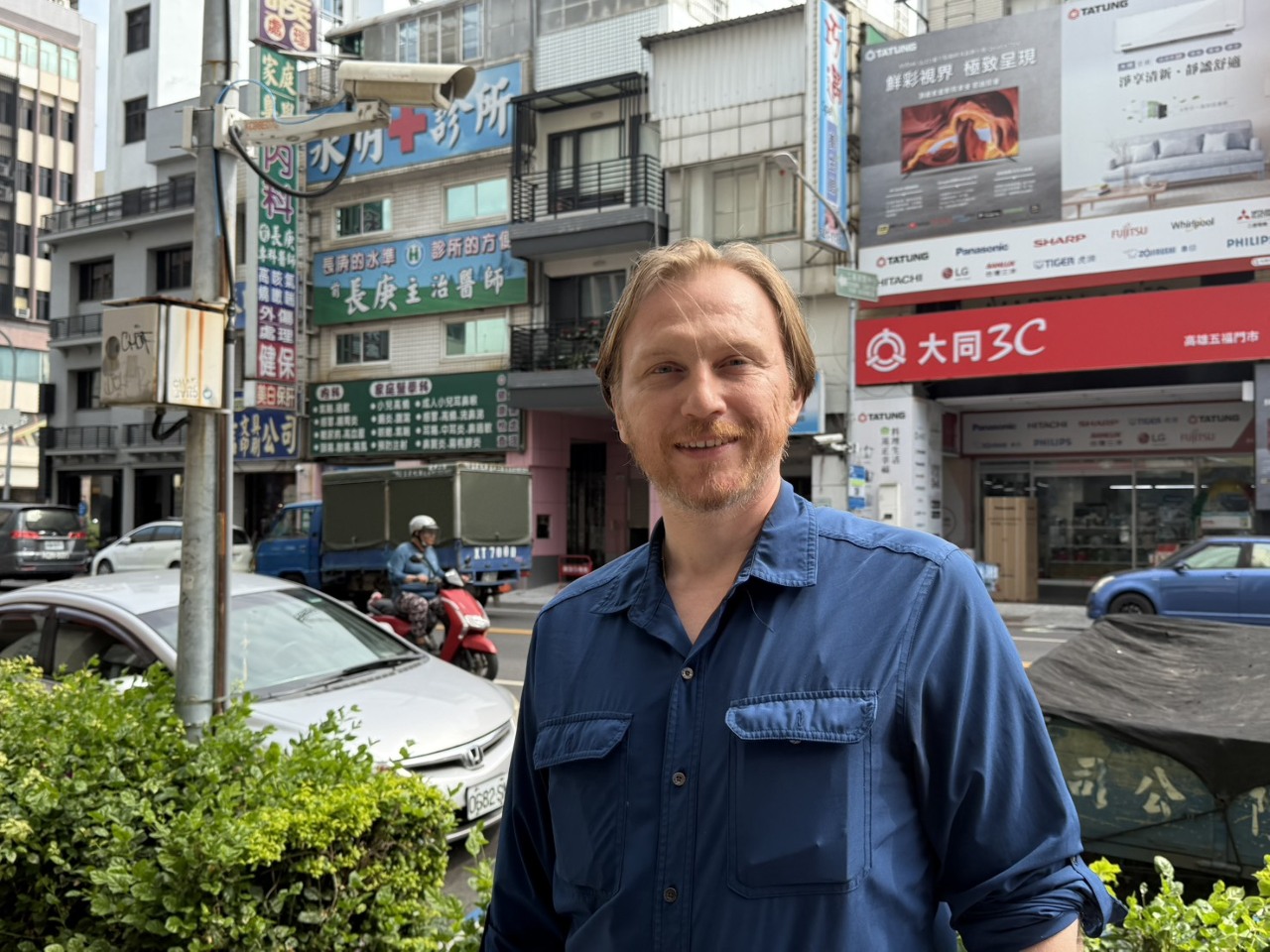 A North American expert on Traditional Chinese Medicine visits South Taiwan