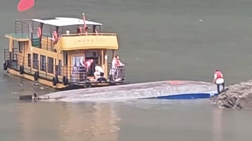 10 dead after tourist ships capsize in China
