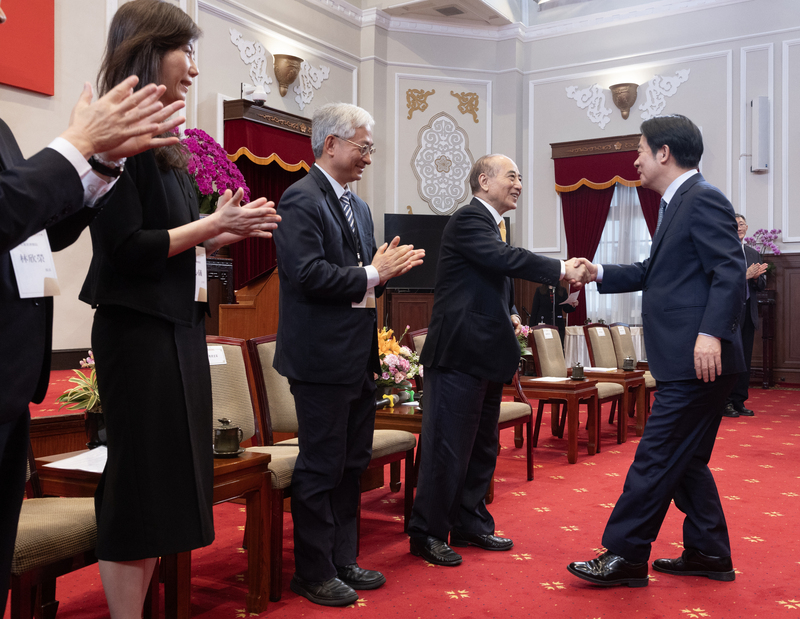 President Lai affirms biotech and medical care quality award winners