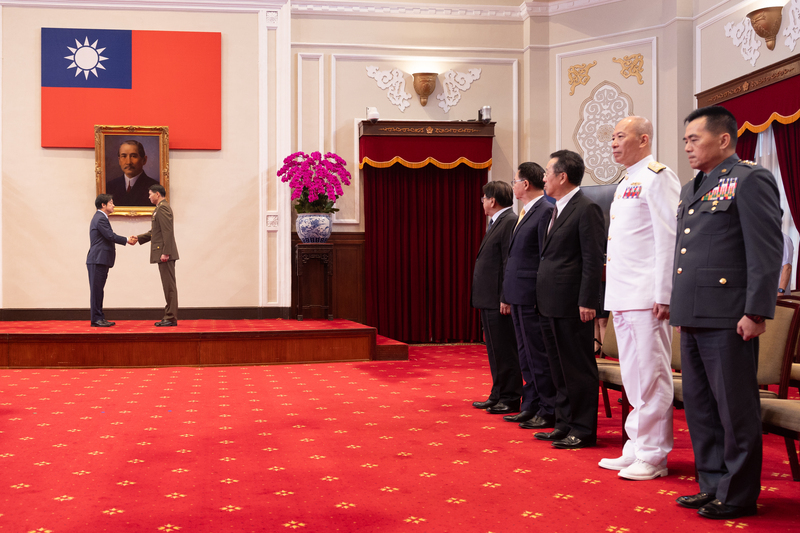 President hosts military promotion ceremony, urges building modernized forces