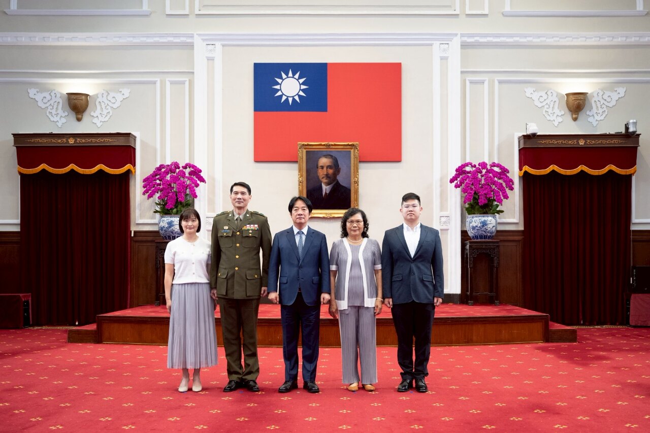 President hosts military promotion ceremony, urges building modernized forces