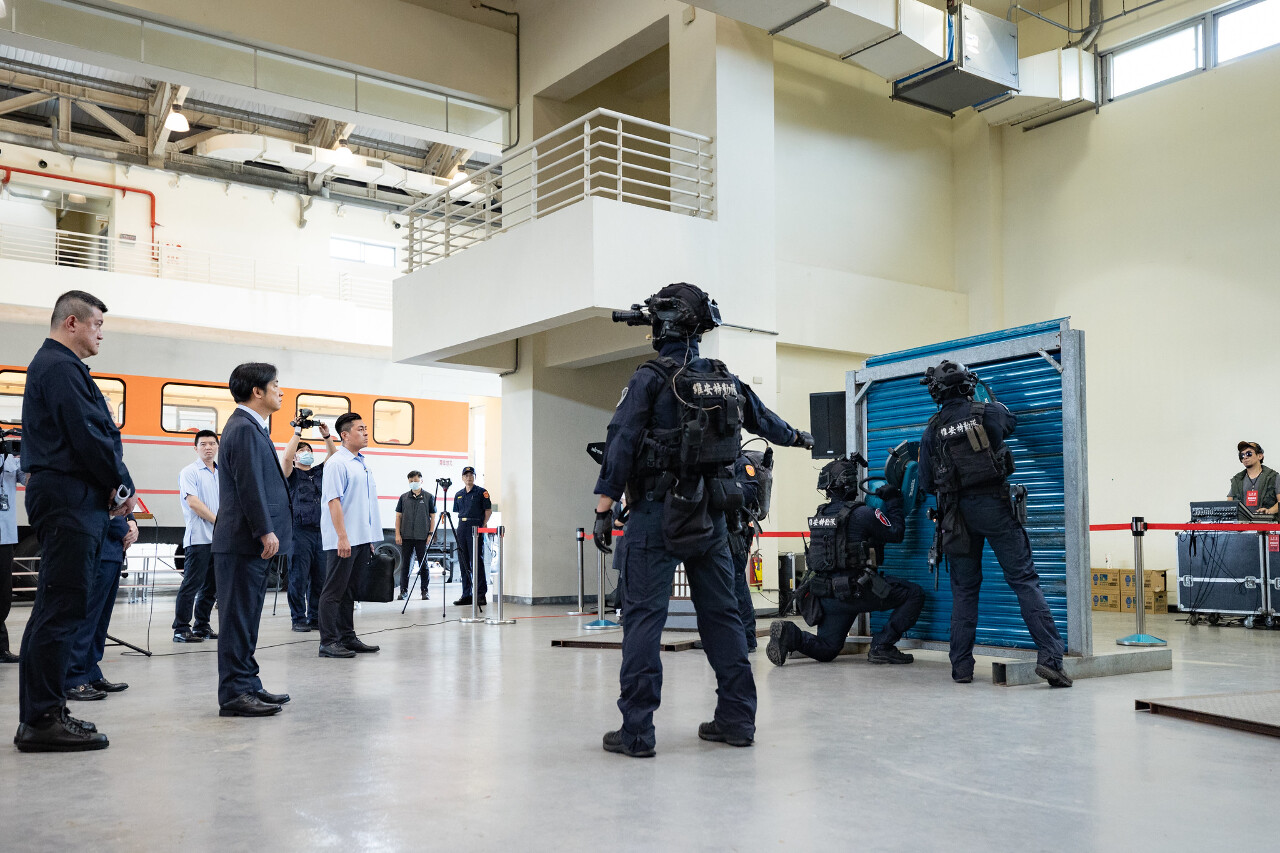 Lai visits police anti-terror center, pledges full government support